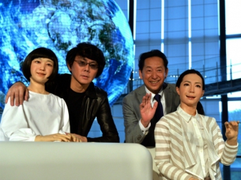 Роботы Кодомороид (слева) и Отонароид вместе с бывшим астронавтом Мамору Мори и профессором Хироси Исигуро (фото AFP). 
