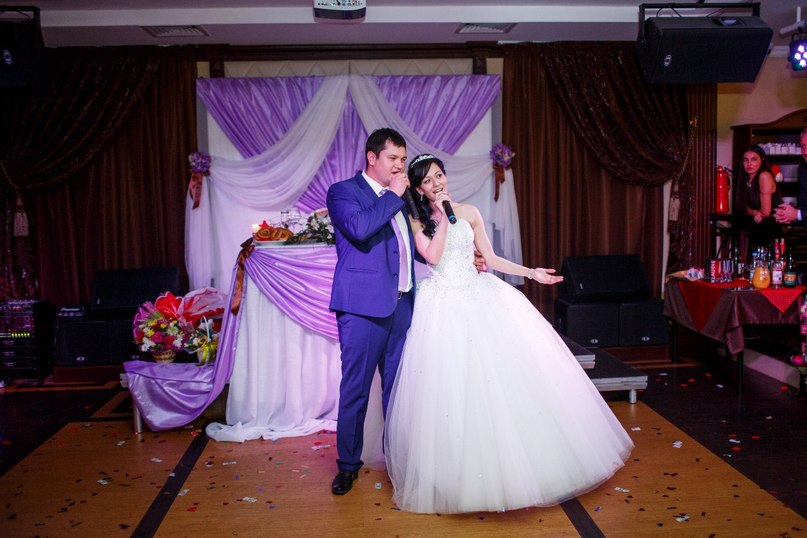Жених с невестой поют на свадьбе - Песню для  родителей